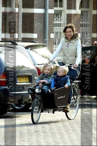 Amsterdam 16 april 2004
Prinses Marilene met Anna en Lucas in bakfiets