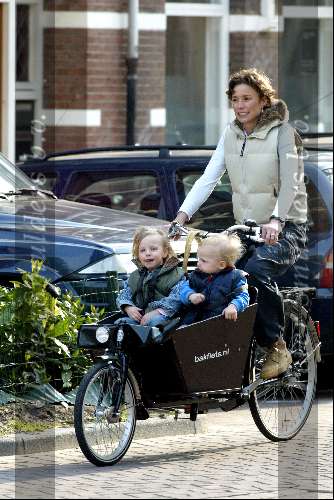 Amsterdam 16 april 2004
Prinses Marilene met Anna en Lucas in bakfiets