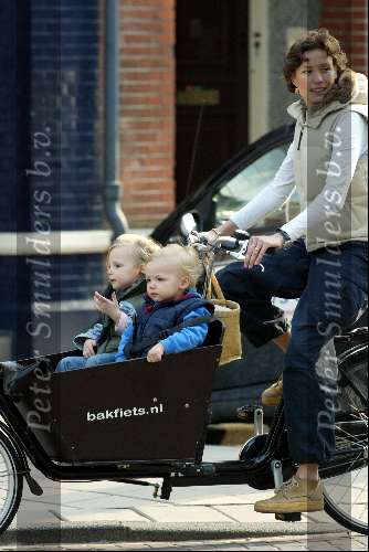 Amsterdam 16 april 2004
Prinses Marilene met Anna en Lucas in bakfiets