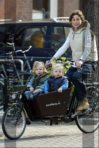 Amsterdam 16 april 2004
Prinses Marilene met Anna en Lucas in bakfiets