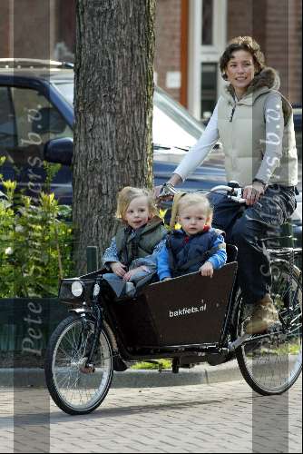 Amsterdam 16 april 2004
Prinses Marilene met Anna en Lucas in bakfiets