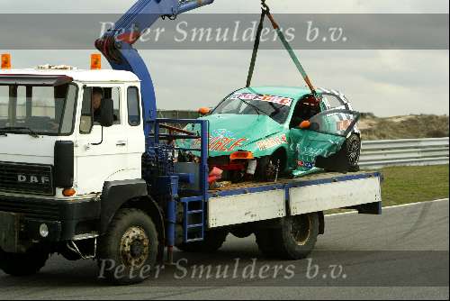 Zandvoort 9 april 2004
Race auto met schade  op  circuit zandvoort
