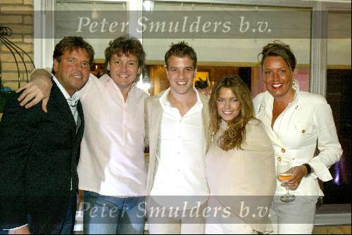 Blaricum 15 april 2004
Rene Froger geeft concert in zijn eigen huis.
Rene Froger met Rafael v d Vaart Silvie Meis en Johan westermeijer met vrouw