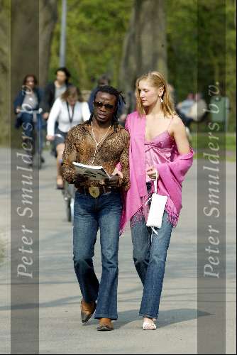 Amsterdam 16 april 2004
Regilio Tuur met nieuwe vriendin (Anne Sophie) in Vondelpark