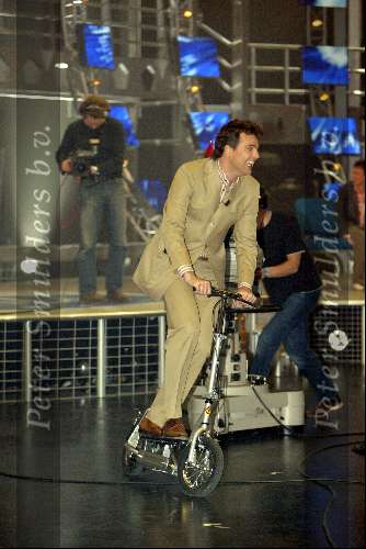 Hilversum 3 april 2004
Finale Idols in studio 22.
 Reinout Oerlemans op stepje in studio