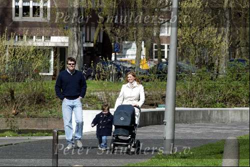 Amsterdam 4 april 2004
Reinout Oerlemans met Danielle Overgaag en zoontje Thijmen en dochtertje Fiene