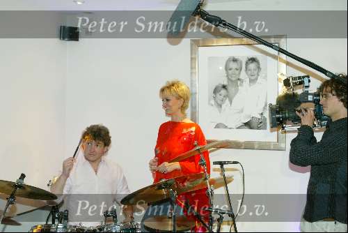 Blaricum 15 april 2004
Rene Froger geeft concert in zijn eigen huis.
Rene Froger met Natasja Froger achter drumstel met camerateam