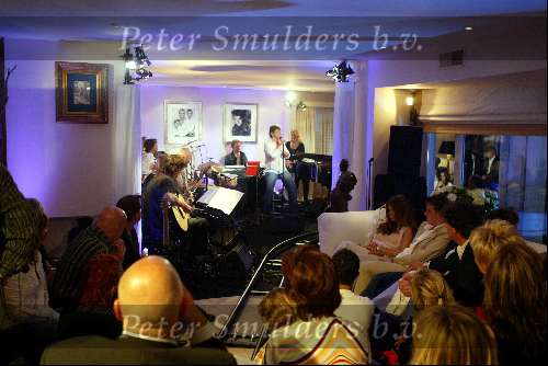 Blaricum 15 april 2004
Rene Froger geeft concert in zijn eigen huis.