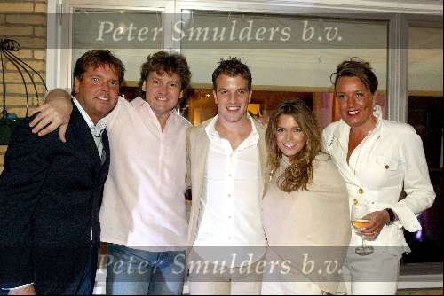 Blaricum 15 april 2004
Rene Froger geeft concert in zijn eigen huis.
Rene Froger met Rafael v d Vaart Silvie Meis en Johan westermeijer met vrouw