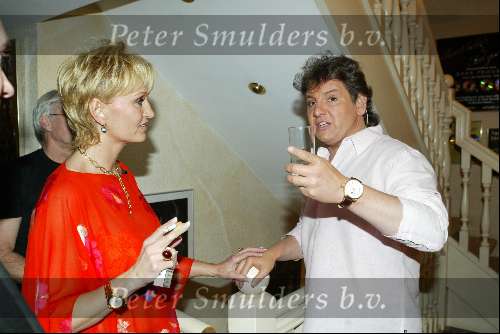 Blaricum 15 april 2004
Rene Froger geeft concert in zijn eigen huis.
Rene Froger met zijn vrouw Natasja Froger