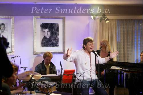 Blaricum 15 april 2004
Rene Froger geeft concert in zijn eigen huis.
Rene Froger