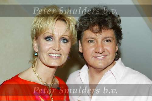 Blaricum 15 april 2004
Rene Froger geeft concert in zijn eigen huis.
Rene Froger met zijn vrouw Natasja Froger