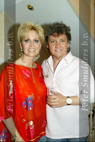 Blaricum 15 april 2004
Rene Froger geeft concert in zijn eigen huis.
Rene Froger met zijn vrouw Natasja Froger