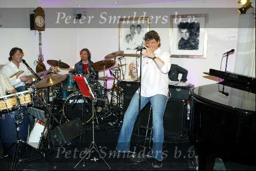 Blaricum 15 april 2004
Rene Froger geeft concert in zijn eigen huis.
Rene Froger