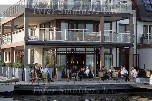 Loosdrecht 26 april 2004
Restaurant Zin in Loosdrecht. Fons v westerloo en Bart in t Hout op terras