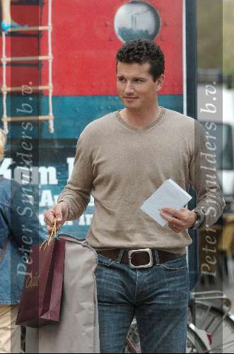 Amsterdam 22 april 2004
Richard Krajicek met Emma en Daphne Deckers op de pc hooftstraat. Deze dag zijn ze 10 jaar bij elkaar