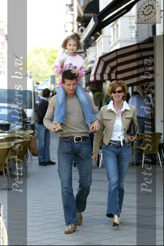 Amsterdam 22 april 2004
Richard Krajicek met Emma en Daphne Deckers op de pc hooftstraat. Deze dag zijn ze 10 jaar bij elkaar