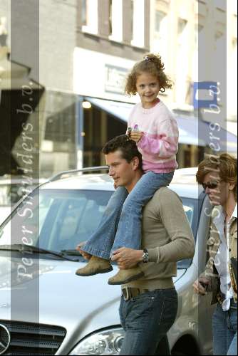 Amsterdam 22 april 2004
Richard Krajicek met Emma en Daphne Deckers op de pc hooftstraat. Deze dag zijn ze 10 jaar bij elkaar