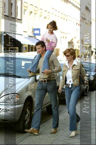 Amsterdam 22 april 2004
Richard Krajicek met Emma en Daphne Deckers op de pc hooftstraat. Deze dag zijn ze 10 jaar bij elkaar
