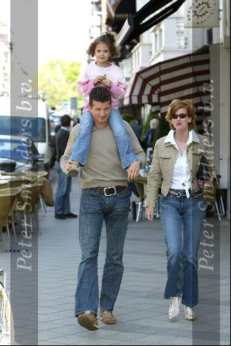 Amsterdam 22 april 2004
Richard Krajicek met Emma en Daphne Deckers op de pc hooftstraat. Deze dag zijn ze 10 jaar bij elkaar
