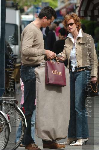 Amsterdam 22 april 2004
Richard Krajicek met Emma en Daphne Deckers op de pc hooftstraat. Deze dag zijn ze 10 jaar bij elkaar