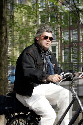 Amsterdam 26 april 2004
Rob  Oudkerk rijdt op fiets door het rode licht
