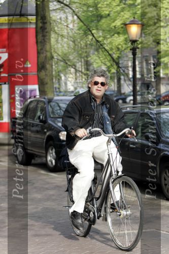Amsterdam 26 april 2004
Rob  Oudkerk rijdt op fiets door het rode licht
