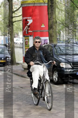 Amsterdam 26 april 2004
Rob  Oudkerk rijdt op fiets door het rode licht