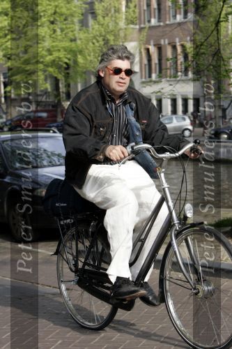 Amsterdam 26 april 2004
Rob  Oudkerk rijdt op fiets door het rode licht