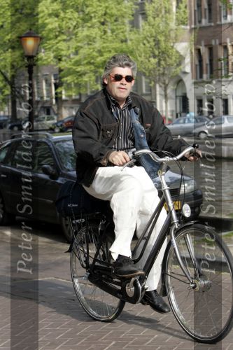 Amsterdam 26 april 2004
Rob  Oudkerk rijdt op fiets door het rode licht