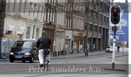 Amsterdam 26 april 2004
Rob  Oudkerk rijdt op fiets door het rode licht