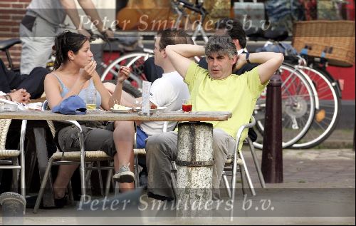 Muiden 27 april 2004
Rob Oudkerk met een vrouw op terras van Ome Ko