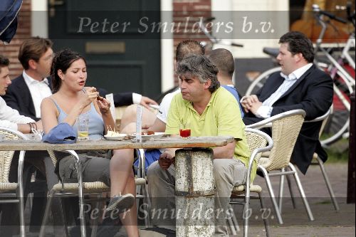 Muiden 27 april 2004
Rob Oudkerk met een vrouw op terras van Ome Ko