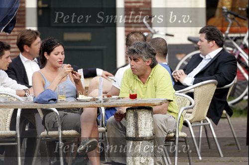 Muiden 27 april 2004
Rob Oudkerk met een vrouw op terras van Ome Ko