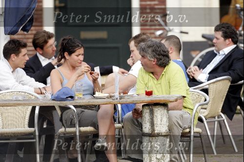 Muiden 27 april 2004
Rob Oudkerk met een vrouw op terras van Ome Ko
