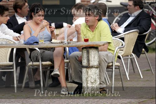 Muiden 27 april 2004
Rob Oudkerk met een vrouw op terras van Ome Ko