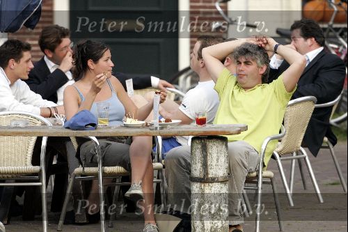 Muiden 27 april 2004
Rob Oudkerk met een vrouw op terras van Ome Ko