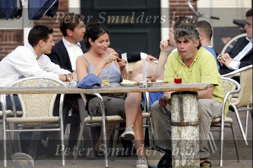 Muiden 27 april 2004
Rob Oudkerk met een vrouw op terras van Ome Ko
