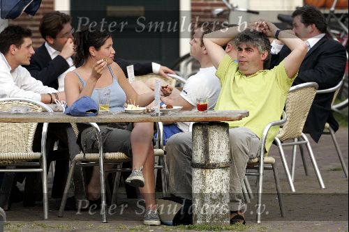 Muiden 27 april 2004
Rob Oudkerk met een vrouw op terras van Ome Ko