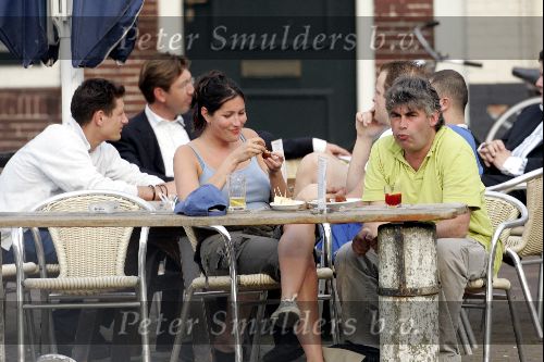 Muiden 27 april 2004
Rob Oudkerk met een vrouw op terras van Ome Ko