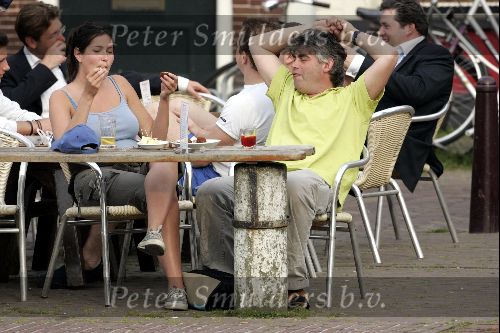 Muiden 27 april 2004
Rob Oudkerk met een vrouw op terras van Ome Ko