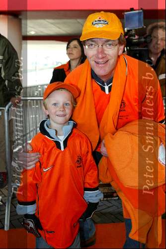 Amsterdam 19 april 2004
Premiere in Oranje in de Amsterdam Arena.
Rob de Leede met zoon