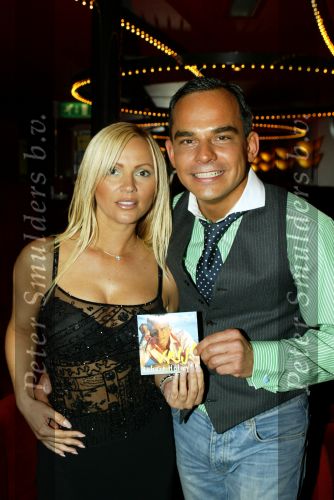 Amsterdam 28 april 2004
Presentatie cd Robert Halewijn bij En Pluche  .   Robert met Tatjana