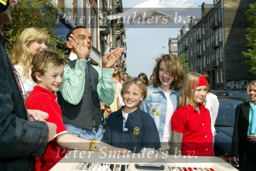 Amsterdam 28 april 2004
Presentatie cd Robert Halewijn bij En Pluche  .   Robert met witte duif