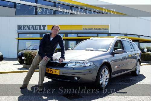 Amsterdam 23 April 2004
Robert Leroy met zijn nieuwe Renault bij Renault Nederland