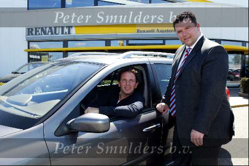 Amsterdam 23 April 2004
Robert Leroy met zijn nieuwe Renault bij Renault Nederland
