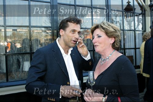 Ouderkerk aan de Ijssel 24 april 2004
Opening Klein Paardenburg in Ouderkerk aan de Amstel.
Catherine Keyl met Robert Schoemacher met gsm