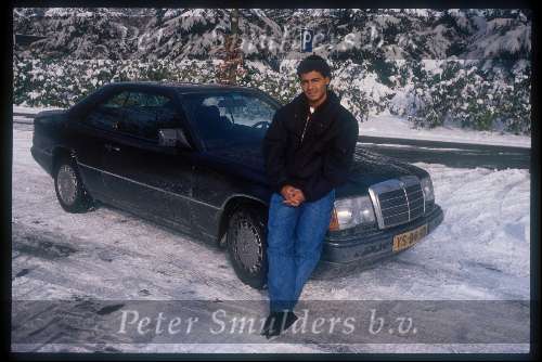 Romario met zijn nieuwe mercedes in de sneeuw