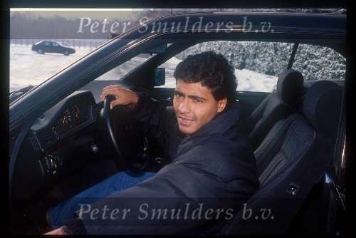 Romario met zijn nieuwe mercedes in de sneeuw