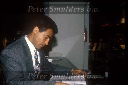 Romario in het pak een nederlands tijdschrift lezend